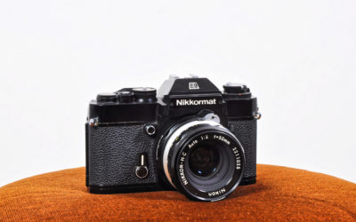 NIKKORMAT EL avec son 50mm f/2 NIKKOR – H.C